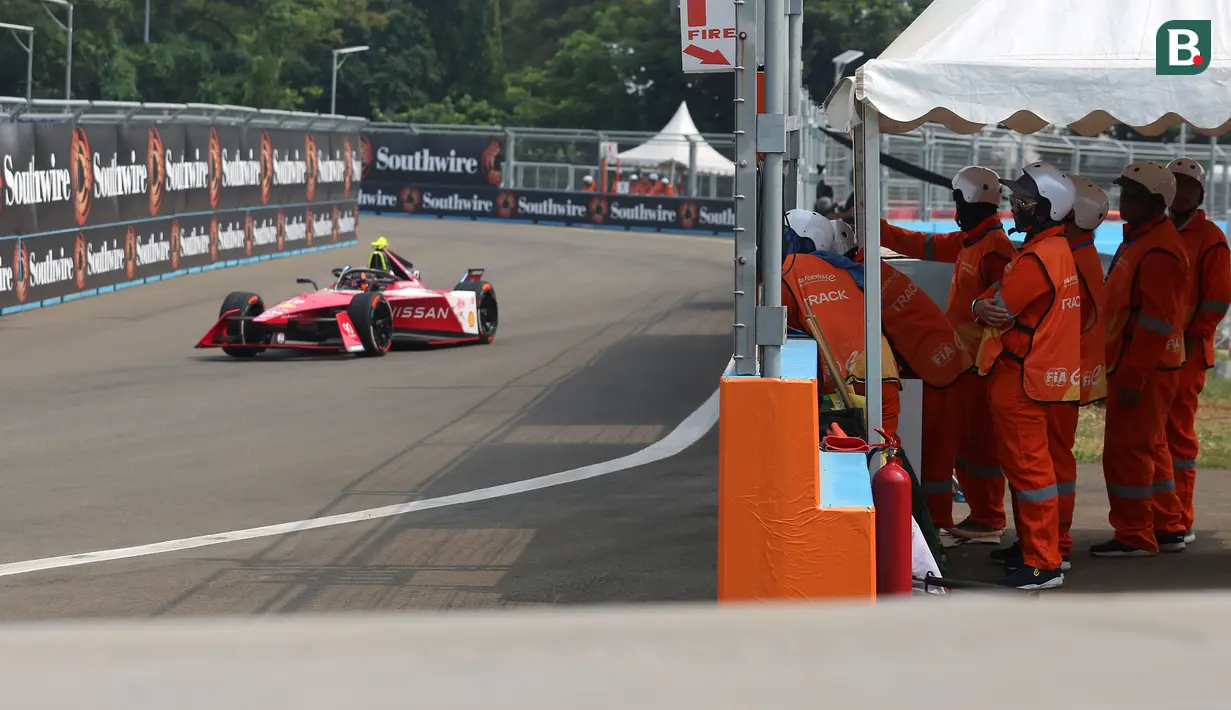 Sejumlah Marshall bersiap saat balapan Jakarta E-Prix 2023 Round-11 yang berlangsung di Jakarta International E-Prix Circuit, Ancol, Jakarta, Minggu (04/06/2023). (Bola.com/Bagaskara Lazuardi)