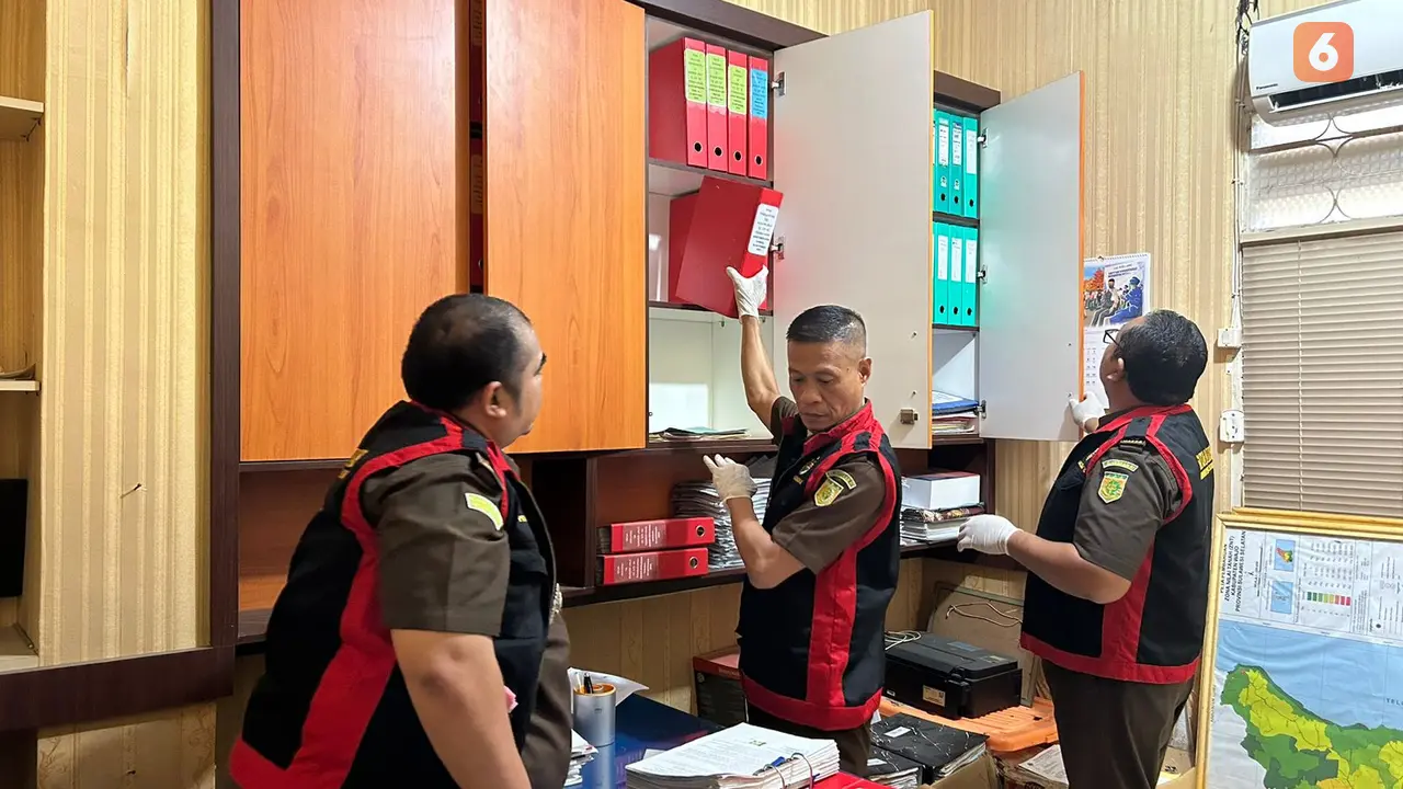 Kejati Sulsel geledah Kantor BBWS Pompengan Sulsel dan BPN Kabupaten Wajo (Liputan6.com/Eka Hakim)