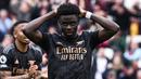 Reaksi kecewa pemain Arsenal, Bukayo Saka setelah gagal mencetak gol melalui tendangan penalti ke gawang West Ham pada laga lanjutan Liga Inggris 2022/2023 di London Stadium, London, 16 April  2023. Nasib The Gunners lagi-lagi seperti saat melawan Liverpool. Sempat unggul 2-0 melalui Gabriel Jesus dan Martin Odegaard. The Gunners sempat memiliki peluang untuk memperbesar kedudukan saat skor 2-1 melalui tendangan penalti Bukayo Saka. Bukannya mencetak gol, skuad asuhan Mikel Arteta tersebut malah membuang peluang dan tiga menit kemudian kebobolan melalui Jarrod Bowen. Laga pun kembali berakhir dengan skor 2-2. (AFP/Ben Stansall)