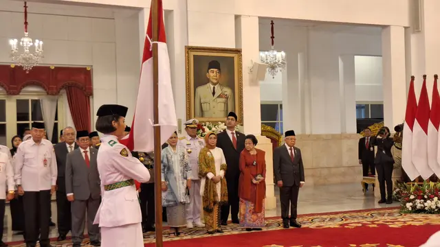 Presiden Joko Widodo atau Jokowi mengukuhkan 76 anggota Pasukan Pengibar Bendera Pusaka (Paskibraka) yang akan bertugas saat peringatan HUT Kemerdekaan ke-78 RI di Istana Merdeka Jakarta