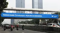 Billboard raksasa dari Ajaib untuk Bukalapak bertuliskan "Terima kasih Bukalapak pilih IPO di Indonesia." Dok: Ajaib