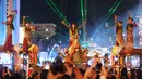 Penari Rampak Beduk saat tampil pada acara Transisi Perayaan Imlek 2577 Kongzili menuju Ramadan 1447 H di kawasan Bundaran Hotel Indonesia (HI), Jakarta, Selasa (17/2/2026). (Kapanlagi.com/Budy Santoso)