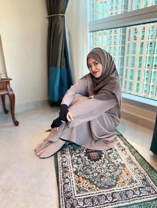 <p>Happy Salma sedang menjalani ibadah Umroh bersama keluarganya. Penampilan berbeda Happy Salma dengan hijab mendapatkan banyak pujian dari netizen. Di foto ini, Happy Salma tampil dengan abay cokelat yang serasi dengan hijab yang dikenakannya. [Foto: Instagram/happy_asmara77]</p>