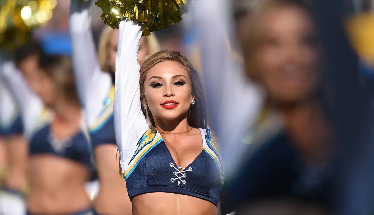 Pemandu sorak dari tim Los Angeles Chargers tampil saat tim membuat debut StubHub Center selama pertandingan football pra musim melawan Seattle Seahawks di Carson, California (13/8). (Kevork Djansezian / Getty Images / AFP)