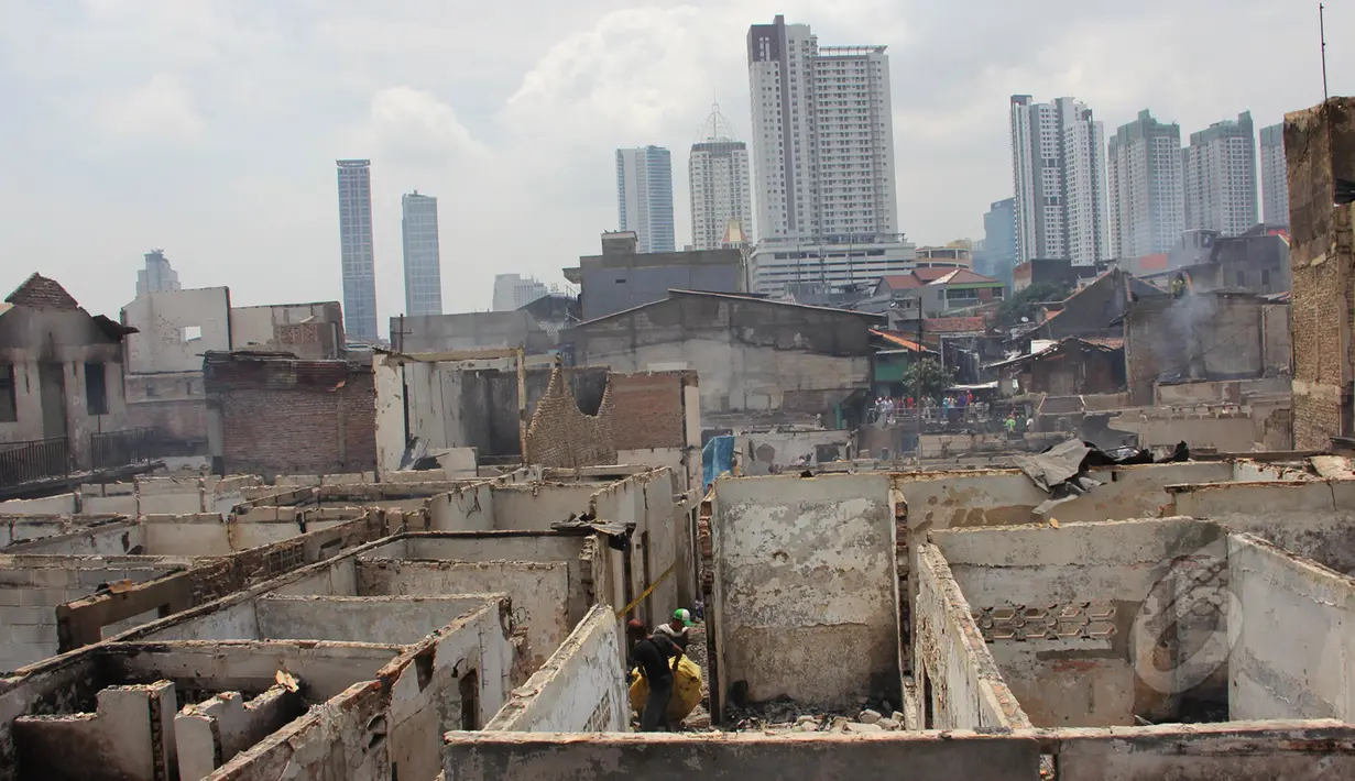 Kondisi ratusan rumah yang ludes usai kebakaran di kawasan Kebon Melati Tanah Abang, Jakarta, Jumat (6/3/2015). Kebakaran yang terjadi menyebabkan setidaknya2 RW dan 6 RT di kelurahan kebon melati terbakar. (Liputan6.com/Helmi Afandi)