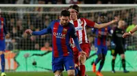 Penyerang Barcelona, Lionel Messi, coba melewati hadangan bek Atletico Madrid, Filipe Luis, pada laga leg kedua semifinal Copa del Rey 2016-2017, di Camp Nou, 7 Februari 2017. (AFP/Pau Barrena)