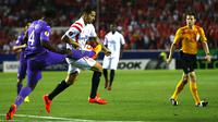 Gelandang Sevilla, Machin Vitolo (tengah) berusaha melewati bek Fiorentina Micah Richards pada leg pertama semifinal Europa League di Stadion Ramon Sanchez, Kamis (7/5/2015). Sevilla menang 3-0 atas Fiorentina. (REUTERS/Marcelo del Pozo)