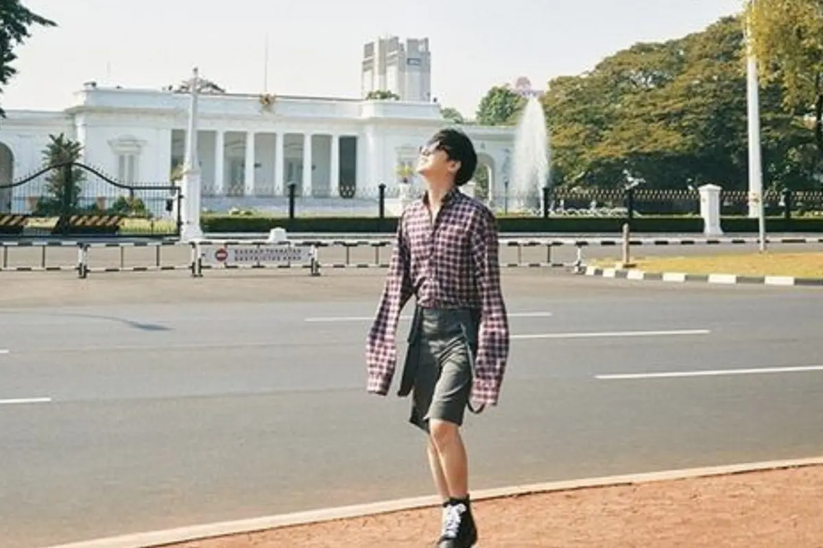  Yesung Super Junior Bangga Pose di Depan Istana Negara