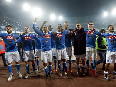 Para pemain Napoli merayakan kemenangan usai mengalahkan Inter Milan pada lanjutan liga Italia Serie A di Stadion San Paolo, Naples,Selasa(1/12/2015) dini hari WIB. Napoli menang 2-1. (REUTERS/Ciro De Luca)