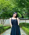 Di sini Yerin tampil mengenakan dress hitam sederhana dengan detail kerut di area leher dan pinggang. Kuncinya adalah pada makeup Yerin yang mampu menunjang penampilannya, tanpa kesan berlebihan. Foto: Instagram @every__nn.