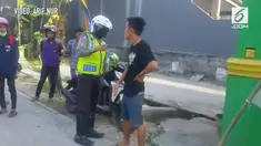 Rekaman dua polisi yang diusir warga beredar di media sosial.