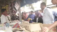 Direktur Jenderal Perdagangan Dalam Negeri (PDN) Kementerian Perdagangan (Kemendag) Tjahya Widayanti berkunjung ke Pasar Induk Tau di Kota Serang, Banten, Minggu (21/05/2017).(Liputan6.com/Yandhi Deslatama)