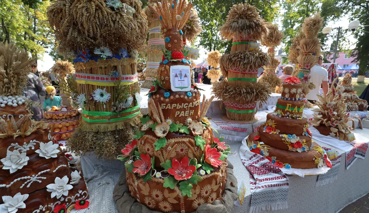 Roti yang dibuat menggunakan tepung hasil panen dipamerkan dalam pameran pertanian di Minsk, Belarus, 26 September 2020. Berbagai pameran pertanian digelar di seluruh Belarus untuk merayakan panen musim gugur. (Xinhua/Henadz Zhinkov)