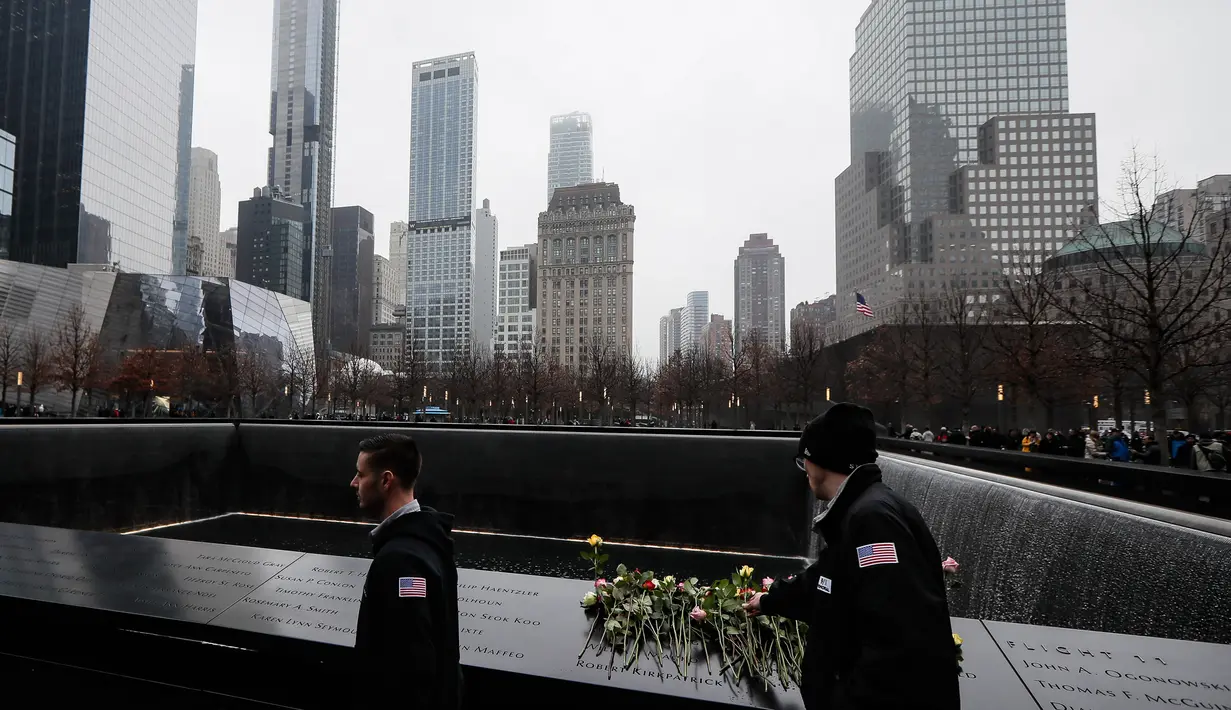 Orang-orang menaruh bunga mawar di atas nama korban pengeboman World Trade Center 1993 pada upacara peringatan “Tragedi 9/11” di New York, Rabu (26/2/2020). 27 tahun lalu teroris meledakkan bom di sebuah garasi parkir World Trade Center (WTC) yang menewaskan enam korban. (AP/John Minchillo)