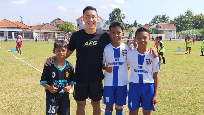aksi sosial persik dan yayasan afg donasikan 100 bola untuk ssb di kediri