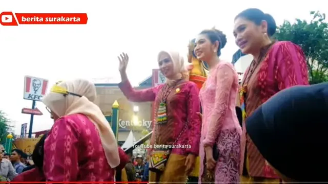 Gaya Selvi Ananda Dampingi Iriana Jokowi Naik Kendaraan Pawai, Anggun dengan Kebaya Pink dan Kain Jarik