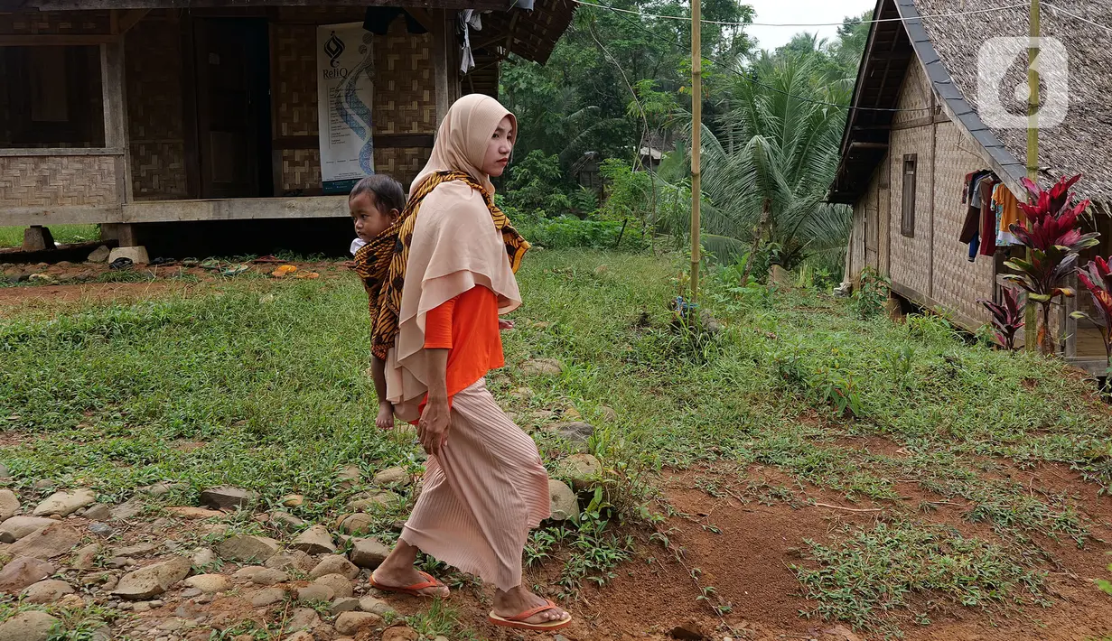 Istri dan anak Hamid Bambang Kusomo (28) saat ditemui di pemukiman mualaf yang berbatasan dengan daerah adat Baduy. Hamid bersama Istrinya, Sani yang kemudian namanya berganti menjadi Siti Aisyah (28) secara bertahap mulai menjalankan ibadah umat muslim, termasak puasa. (Liputan6.com/Herman Zakharia
