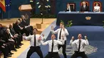 Tim rugbi Selandia Baru, All Blacks menunjukkan tarian Haka di depan Raja Spanyol, Felipe VI sebagai ungkapan kegembiraan usai meraih Princess of Asturias Award 2017 kategori olahraga di Oviedo, Spanyol (20/10). (AFP Photo/Miguel Riopa)