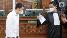 Terdakwa kasus pembunuhan Brigadir Yosua Hutabarat, Arif Rachman berbincang dengan kuasa hukum usai sidang lanjutan di PN Jakarta Selatan, Jakarta, Selasa (8/11/2022). Sidang beragenda pembacaan putusan sela. (Liputan6.com/Faizal Fanani)
