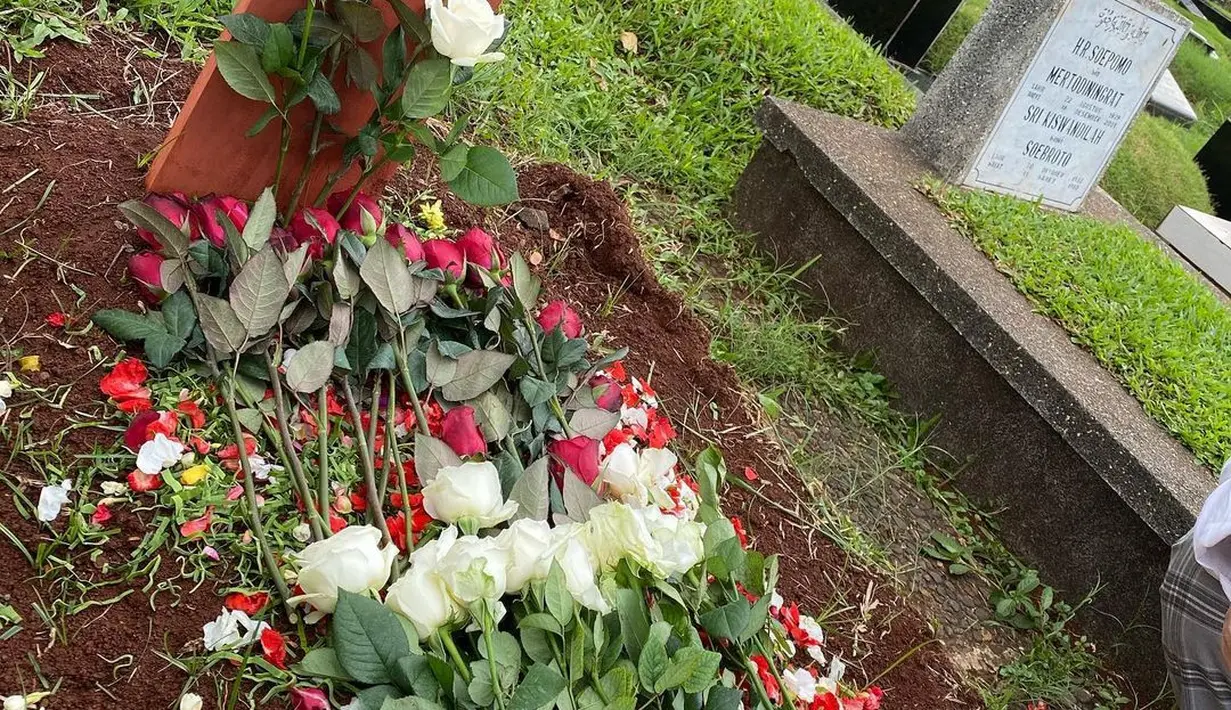 Artis Nyekar ke Makam Rina Gunawan ada Melly Goeslaw, Anto Hoed, Deswita Maharani, Ferry Maryadi dan Hedi Yunus. (Instagram/melly_goeslaw)