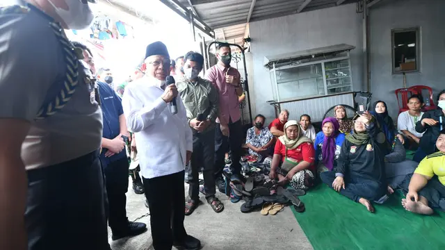Wakil Presiden Ma'ruf Amin mengunjungi posko pengungsian warga terdampak kebakaran Depo Pertamina Plumpang di RPTRA Rasela, Kelurahan Rawa Badak Selatan, Jakarta Utara, Sabtu (4/3/2023) (BPMI Setwapres)