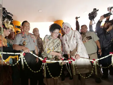Kapolri Jenderal Tito Karnavian bersama Menteri Kesehatan RI, Nila Moeloek memotong pita saat peresmian gedung baru di Rumah Sakit Bhayangkara (RS Polri) Kramat Jati, Jakarta, Kamis (28/12). (Liputan6.com/Faizal Fanani)