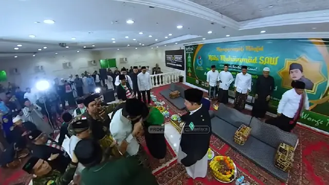 Gus Iqdam Menuju Tempat yang Disediakan Panitia (SS: YT  Creators Entertainment)