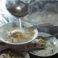 Soto Gading, salah satu makanan favorit Jokowi saat pulang ke Solo. (Screenshot YouTube/Presiden Joko Widodo/Putu Elmira)