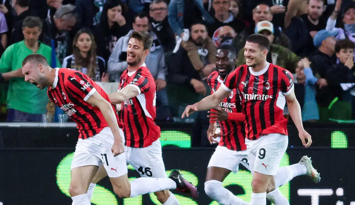AC Milan membuka rangkaian pertandingan giornata 32 Serie A Liga Italia dengan kemenangan besar di markas Udinese. AC Milan menang telak empat gol tanpa balas dalam pertandingan tersebut. (Andrea Bressanutti/LaPresse via AP)