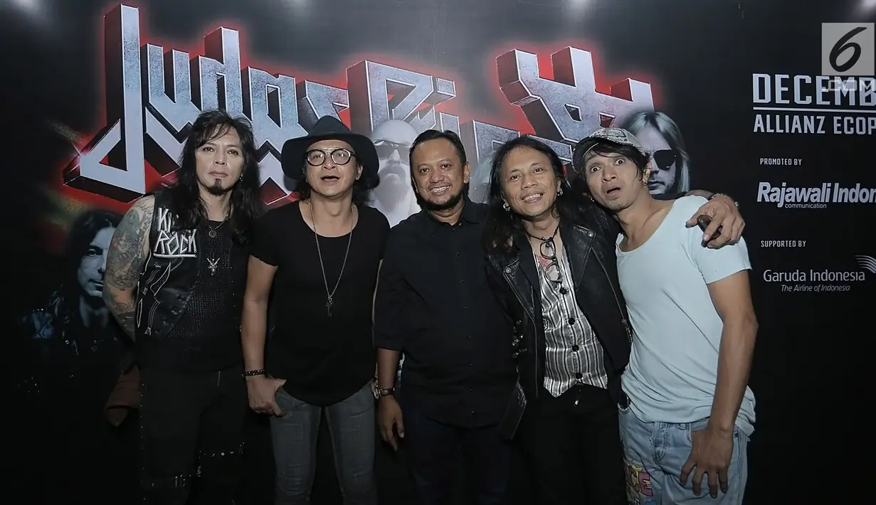 Band rock, /rif menghadiri acara malam lelang di Hard Rock Cafe, Jakarta, Jumat (30/11). Acara itu melelang Gitar Dean seri Dave Mustaine VMNT penuh tanda tangan personel Megadeth untuk membantu korban gempa di Palu dan Donggala. (New Fimela/Bambang Eros)