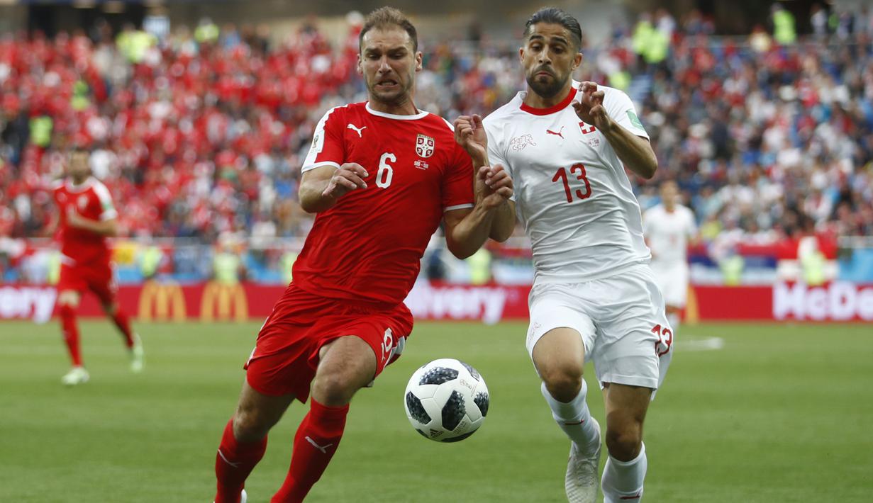 Gelandang Swiss, Michael Lang, berebut bola dengan gelandang Serbia, Milos Veljkovic, pada laga grup E Piala Dunia di Stadion Kaliningrad, Kaliningrad, Jumat (22/6/2018). Swiss menang 2-1 atas Serbia. (AP/Matthias Schrader)