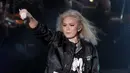 Agnez Mo mengajak penonton untuk bernyanyi saat tampil di panggung HUT 26 SCTV, Jakarta, Rabu (24/8). SCTV menampilkan artis-artis papan atas saat Malam Puncak di Senayan. (Liputan6.com/ Johan Tallo)
