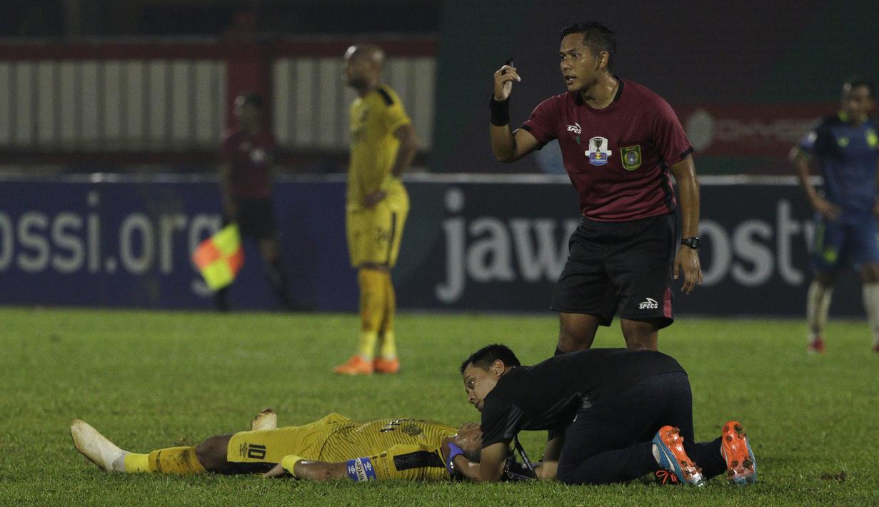 Bek Bhayangkara FC, Jajang Mulyana, terjatuh saat melawan PSIS Semarang pada laga Piala Indonesia di Stadion PTIK, Jakarta, Selasa (19/2). Akibat kejadian itu Jajang langsung dilarikan ke rumah sakit. (Bola.com/Yoppy Renato)