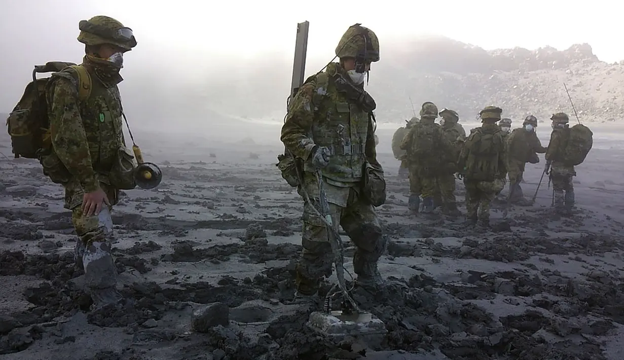 Anggota Pasukan Bela Diri Jepang melakukan operasi penyelamatan korban erupsi di dekat puncak Gunung Ontake yang meletus, 27/9/2014 lalu. Sepuluh orang masih dinyatakan hilang, (7/10/2014). (Joint Staff of the Defence Ministry of Japan/Handout via