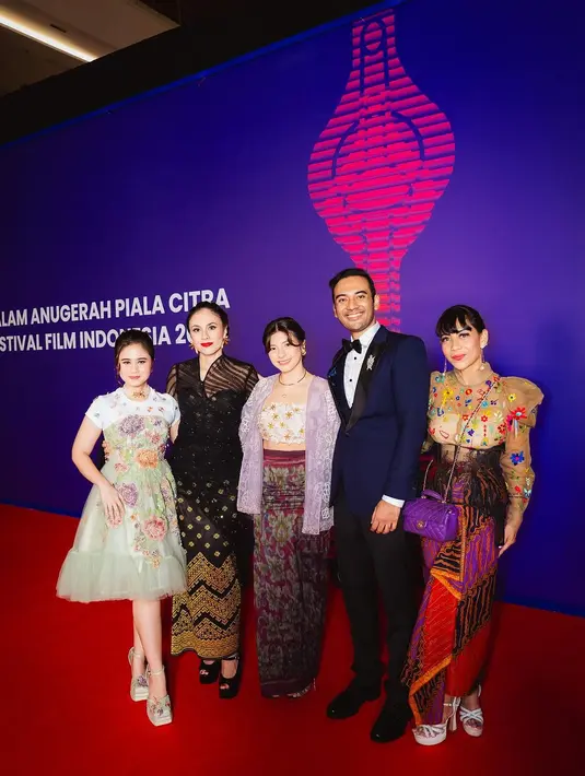 Sentuhan lembut dress ini memberikan kesan segar, ceria, dan sangat cocok dengan tubuh mungil Tissa. [@tissabiani].