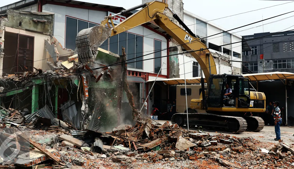 Sebuah alat berat saat menghancurkan bangunan permanen di Jalan Fatmawati Cilandak Barat, Jakarta Selatan, Kamis (8/10/2015).  Pembongkaran tersebut dilakukan terkait proyek MRT. (Liputan6.com/Yoppy Renato)