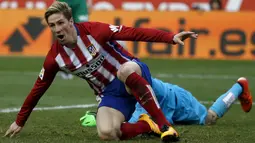 Pemain Atletico Madrid,  Fernando Torres saat mencetak gol ke gawang Eibar pada Lanjutan La Liga Spanyol di Stadion Vicente Calderon, Sabtu (6/2/2016). (REUTERS/Javier Barbancho)