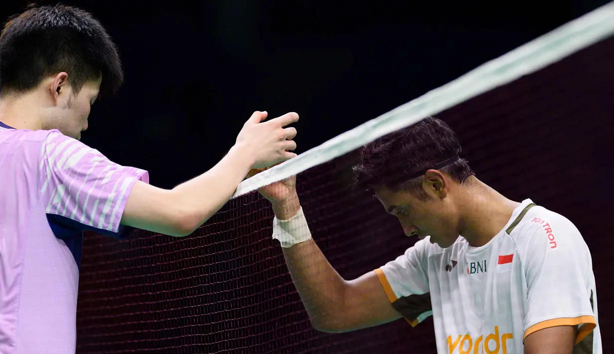 Tidak hanya Jonatan, tunggal putra Indonesia Alwi Farhan juga memastikan lolos ke semifinal Korea Open 2025. Kepastian tersebut diperoleh setelah Alwi mengandaskan perlawanan tunggal China Hong Yang lewat drama tiga gim 4-21, 21-16, 21-17. (ANTHONY WALLACE/AFP)