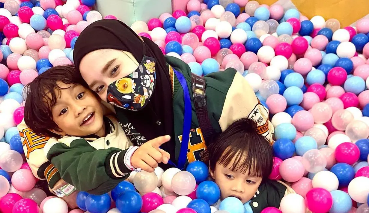 <p>Virgoun resmi menikah dengan Inara pada 14 Desember 2014 silam. Dari pernikahannya, dikaruniai tiga orang anak. Yakni, Starla Rhea Idola Virgoun, Faithlee As-Sya'ir Virgoun, dan Terang Sharique Virgoun. [Instagram/mommy_starla]</p>