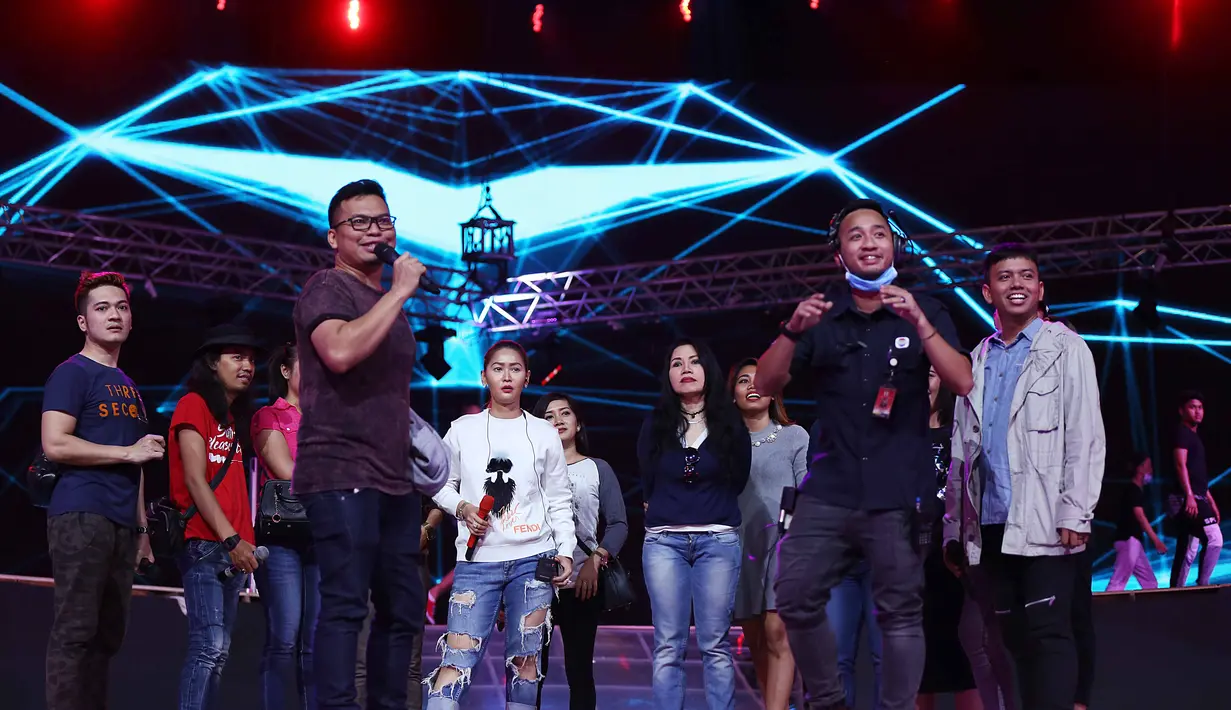 Penyanyi dangdut senior, Inul Daratista dan Rita Sugiarto terlihat latihan bersama dalam gladiresik HUT Indosiar, Senin (9/1). Selain itu, para penyanyi jebolan penyanyi dari Dangdut Academi dan Bintang Pantura juga hadir. (Nurwahyunan/Bintang.com)