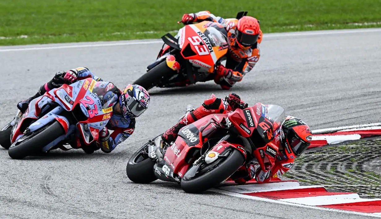 Pembalap Ducati Lenovo Francesco Bagnaia melaju di depan pembalap Ducati Gresini Racing Enea Bastianini dan pembalap Repsol Honda Marc Marquez saat balapan MotoGP Malaysia 2022 di Sirkuit Internasional Sepang, Sepang, Malaysia, Minggu (23/10/2022). Francesco Bagnaia sukses menjadi juara MotoGP Malaysia 2022 disusul Enea Bastianini dan Fabio Quartararo. (MOHD RASFAN/AFP)