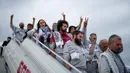 Para aktivis kemanusiaan Global Sumud Flotilla (GSF) turun dari pesawat setibanya di Bandara Istanbul, Turki, Kamis 21 Mei 2026. (AP Photo/Emrah Gurel)