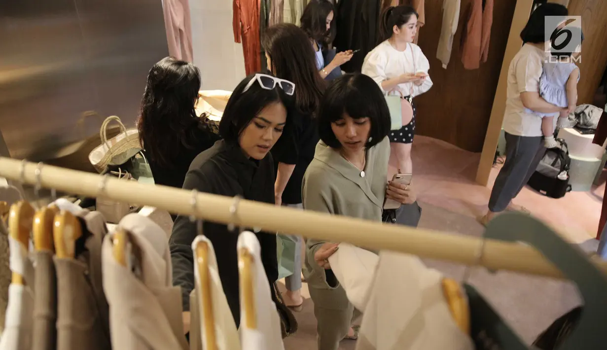 Pengunjung melihat koleksi terbaru pada pembukaan flagship store pertama DUMA Official di Jakarta, Sabtu (28/7). Di flagship store ini para pecinta fashion dapat menemukan sederet koleksi busana dengan ciri khas rancangan Duma (Liputan6.com/Faizal Fanani)