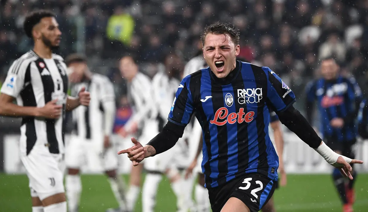 Atalanta membuka keunggulan lewat eksekusi penalti Mateo Retegui di menit ke-29. (Isabella BONOTTO/AFP)