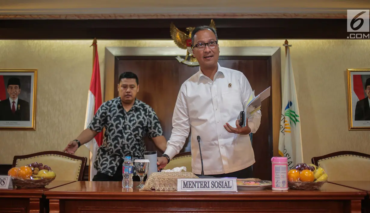 Menteri Sosial Agus Gumiwang Kartasasmita usai menghadiri persiapan acara puncak peringatan Hari Penyandang Disabilitas Internasional (HDI) 2018 di Gedung Kementerian Sosial, Jakarta, Jumat (30/11). (Liputan6.com/Faizal Fanani)