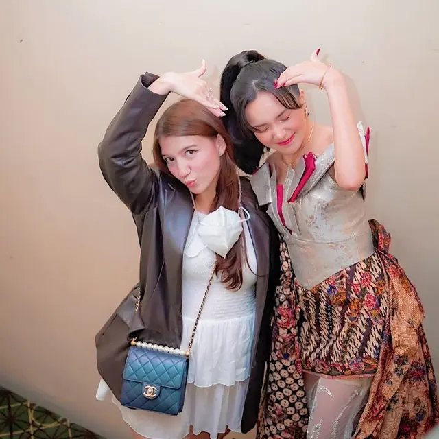 Dukung Sahabat, Ini 6 Potret Cassandra Lee di Gala Premiere Film Baru Beby Tsabina