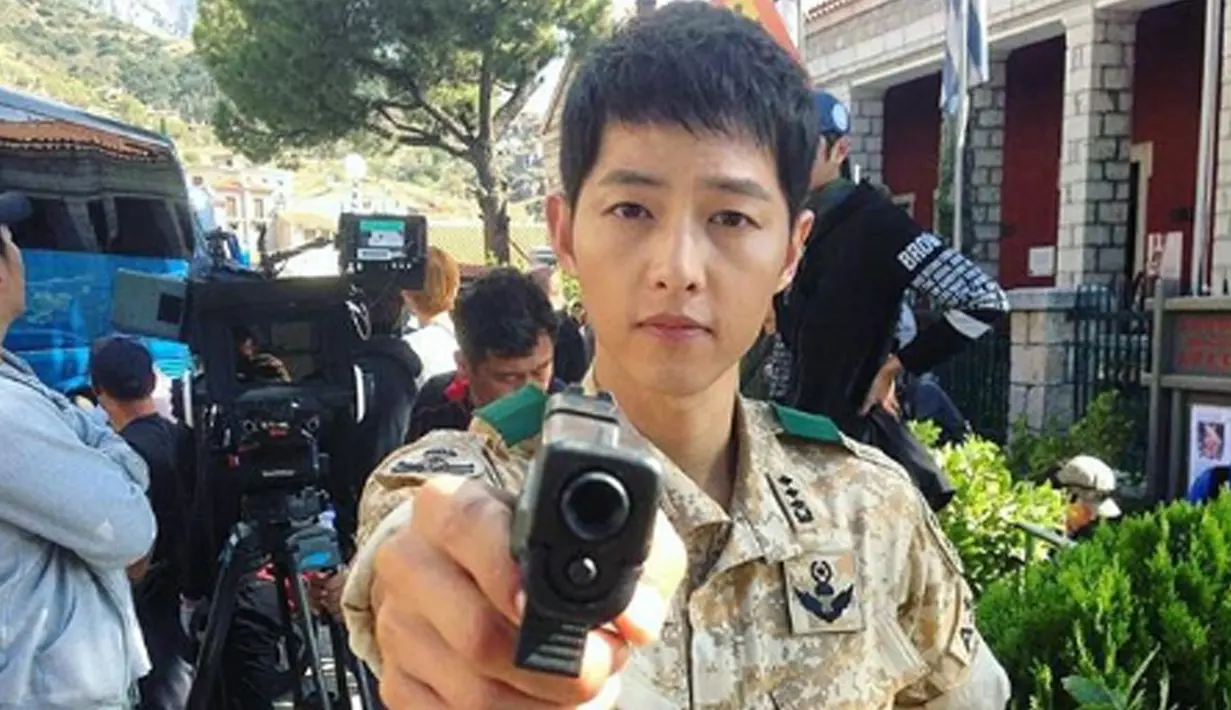 Bagaimana potret Song Joong Ki saat memegang pistol, terlihat gagah kan? (Liputan6.com/IG/songjoongkionly)