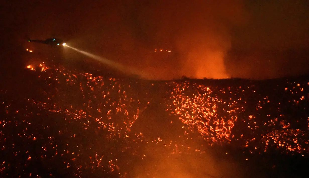 Sebuah halikopter saat mencoba memadamkan api pada kebakaran hutan yang terjadi di Calabasas , California , AS , 4 Juni 2016. Api yang membakar hutan California mempunyai julukan Old Fire.( REUTERS / Gene Blevins)