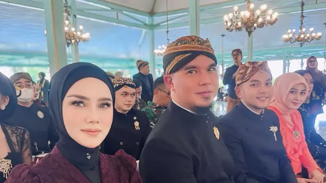 Mulan Jameela Hadir di Keraton Surakarta Bersama Ahmad Dhani. [@ahmaddhaniofficial]