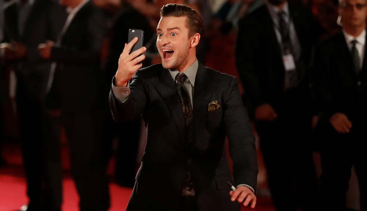 Penyanyi yang juga pemain film Justin Timberlake berselfie setibanya di karpet merah film "Justin Timberlake and the Tennessee Kids" pada Toronto International Film Festival (TIFF) ke-41, di Toronto, Kanada, Selasa (13/9). (REUTERS/Mark Blinch)